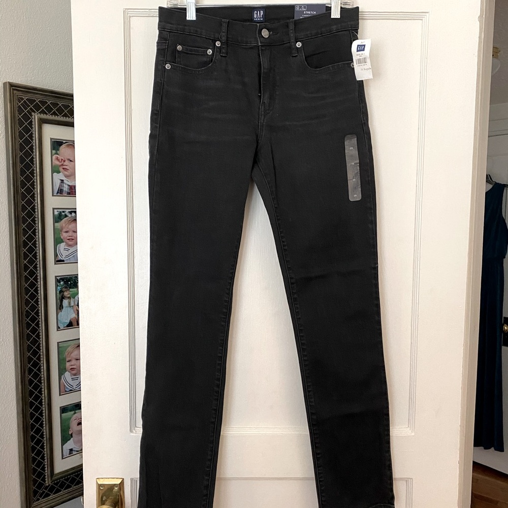 NWT. Gap Classic Straight black jeans sz 29